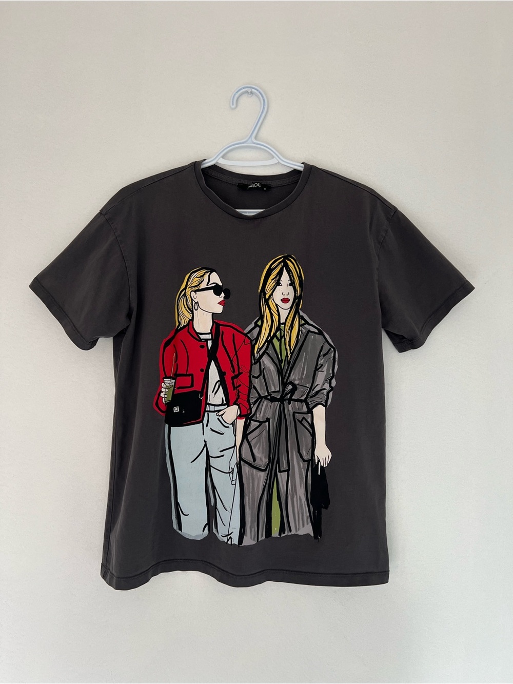 Source Unknown Gray Graphic Tee with Red and Neutral Illustration